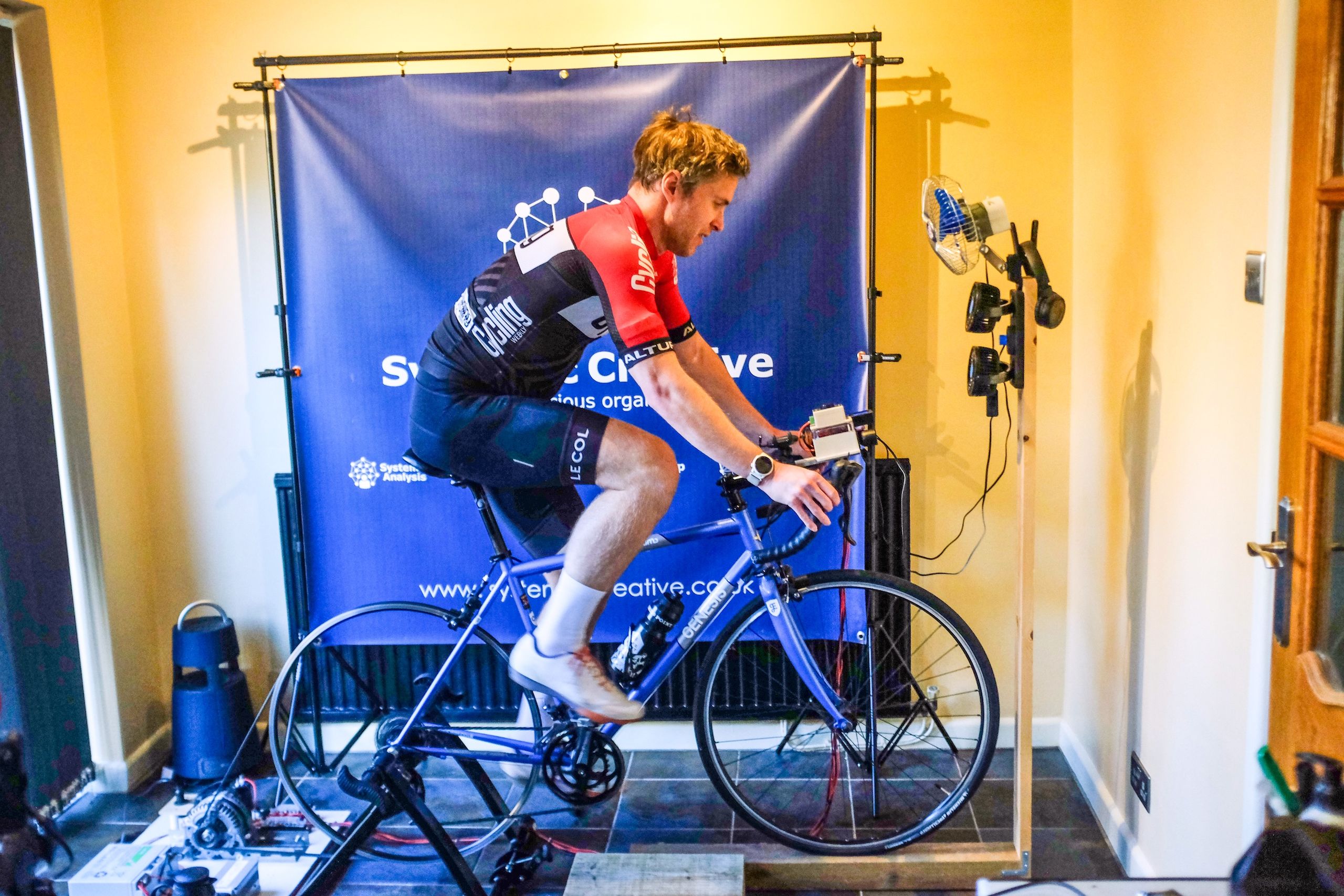 417 vatios durante 24 horas: la brutal realidad de alimentar una casa en bicicleta