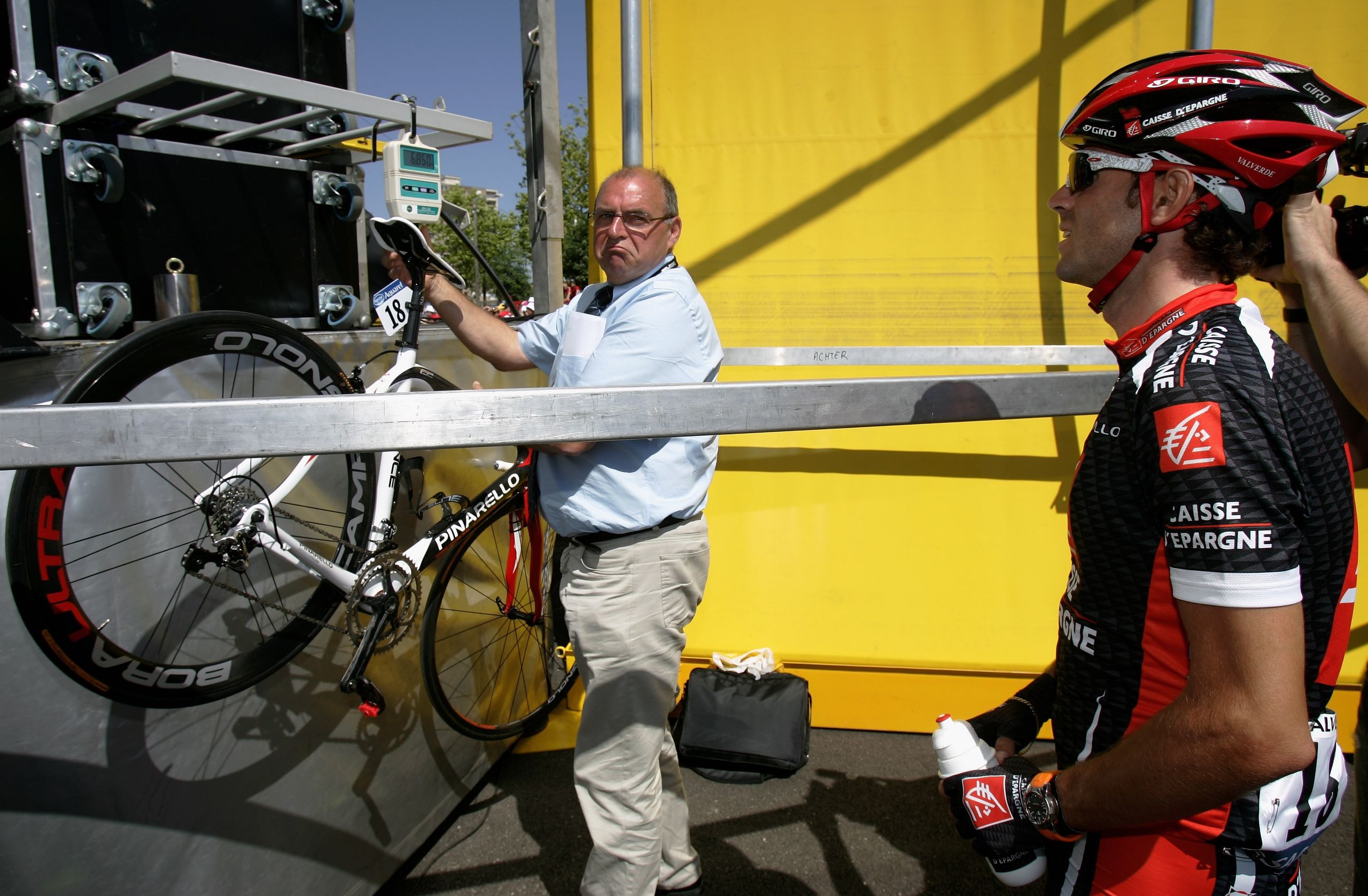 "Ahora todo el mundo sabe que estas bicicletas son muy ligeras. Es una pena que el atleta tenga que pagar un precio tan alto por esto: mecánico secreto sobre la descalificación del Giro de Italia femenino