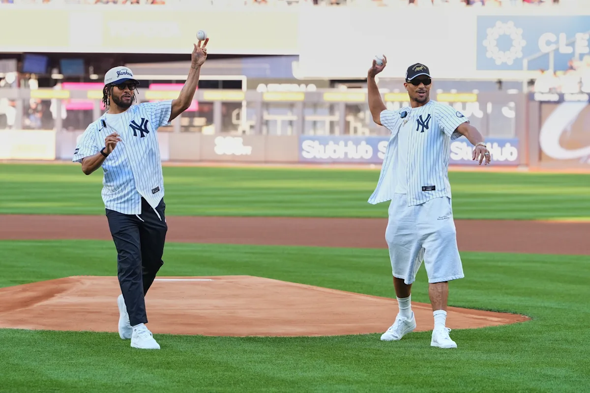 Brunson y Hart realizan los primeros lanzamientos en el Yankee Stadium mientras los Knicks celebran su título de la NBA