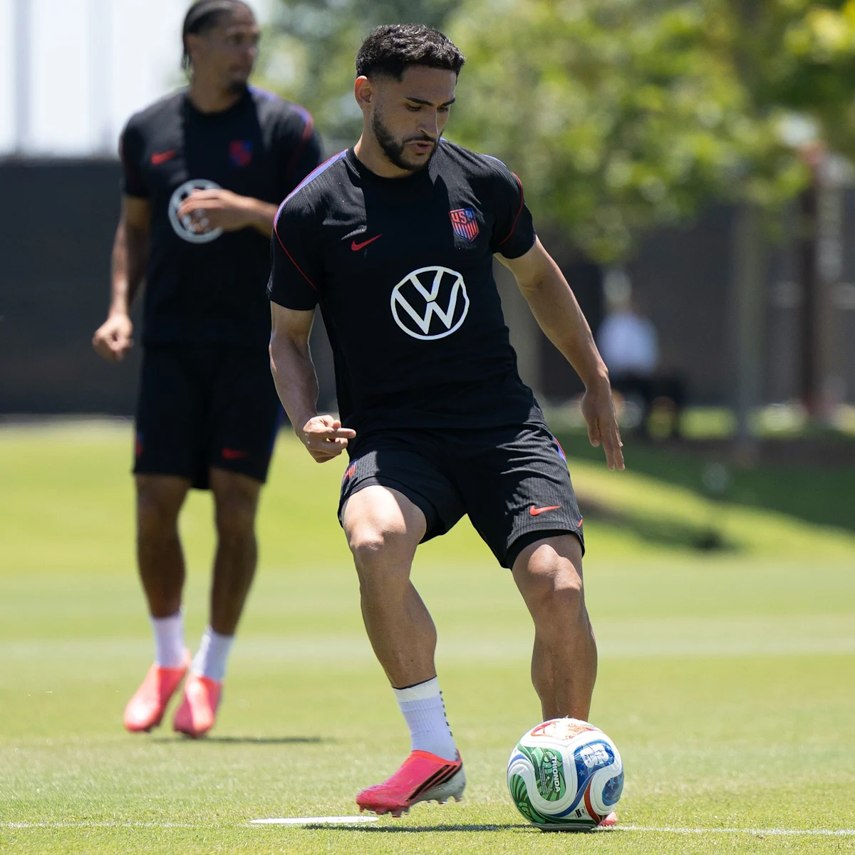 Christian Roldán de Seattle está listo para darle la bienvenida al mundo a la Ciudad Esmeralda