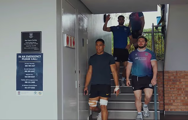 Josh McKenzie (centro) entrenando con Glasgow a principios de este año. El delantero está ahora en el radar de Escocia para cambiar su lealtad desde Sudáfrica