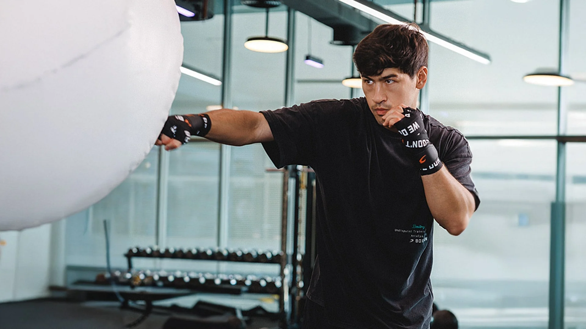Cómo dominar el estilo soviético de Dmitry Bivol