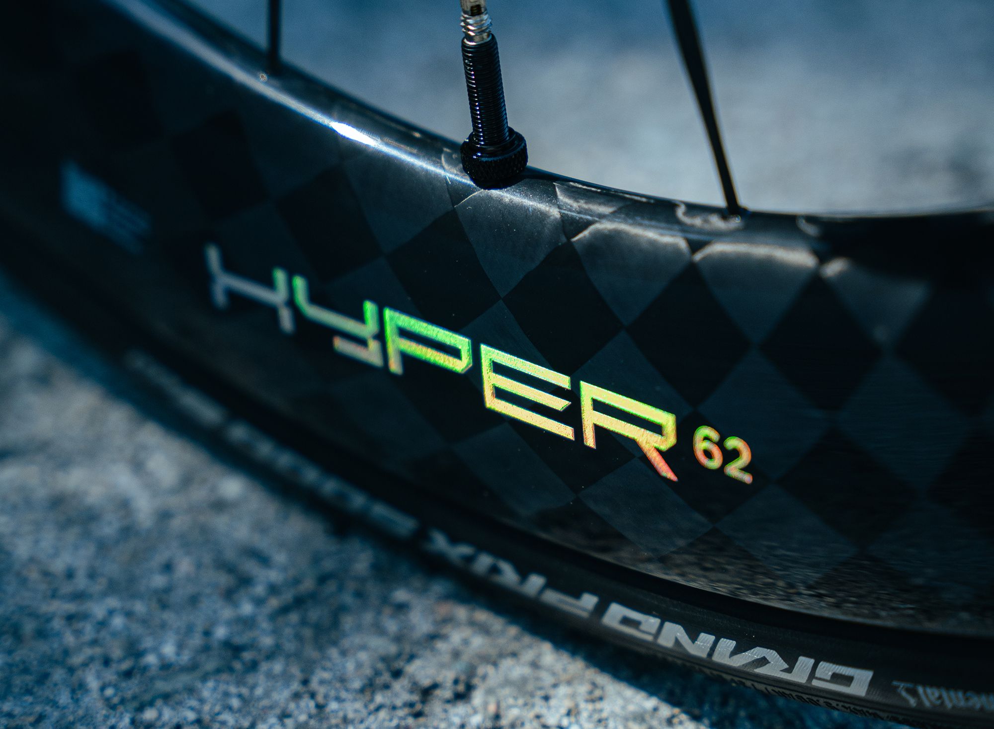Con un fondo de 62 mm y un peso inferior a 1.300 gramos, Black Inc lanza las ruedas Hyper 62 a un precio de 4.599 euros