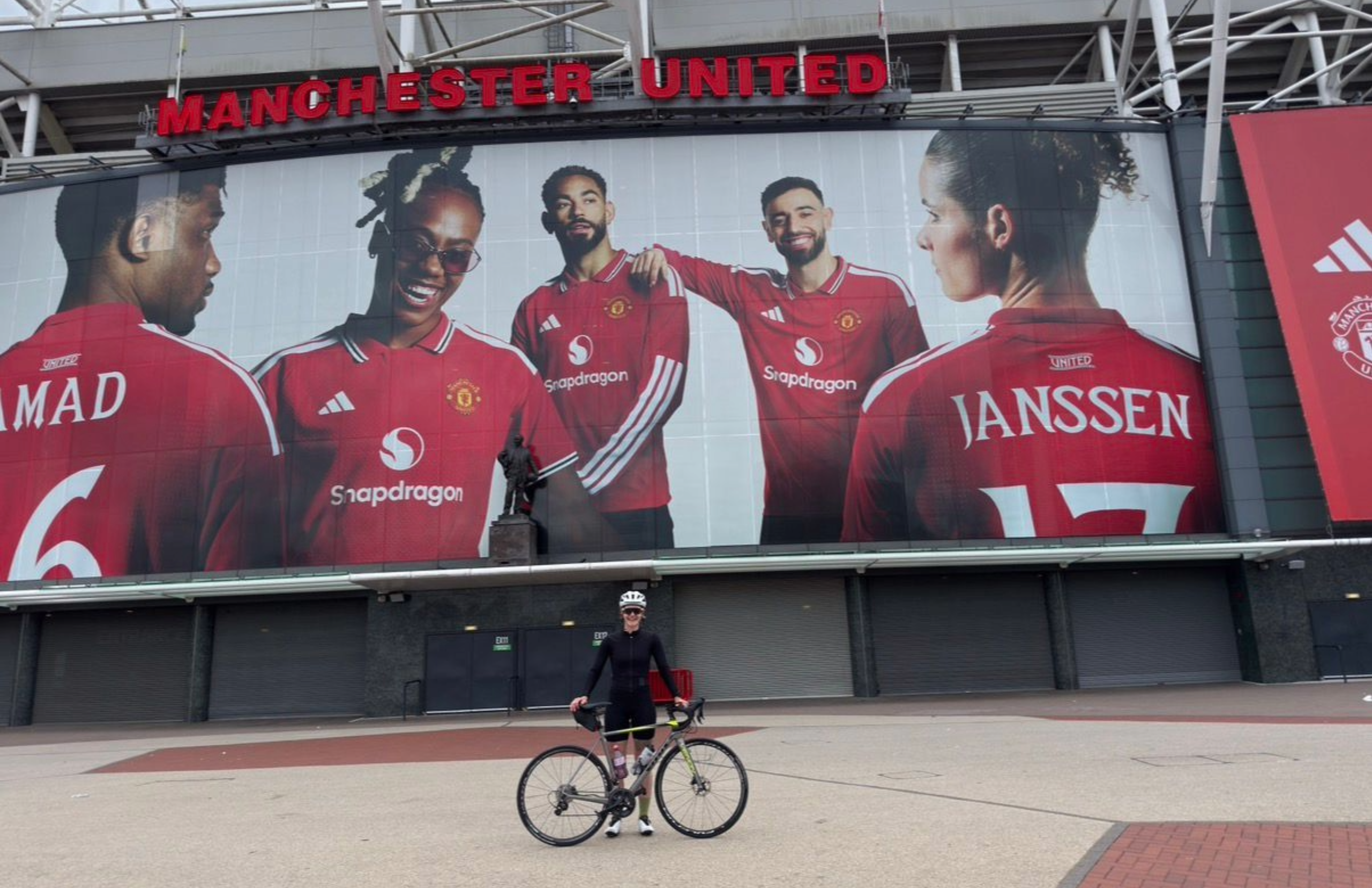 Conozca a la mujer que recorrió 900 millas en bicicleta entre todos los estadios de la Premier League y del fútbol femenino en memoria de su padre loco por el fútbol