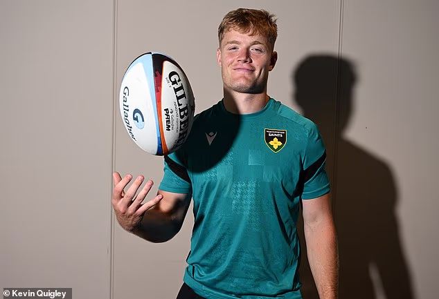 El número 10 de Inglaterra, Finn Smith, se prepara para llevar a los Northampton Saints a un partido de play-off contra el Leicester City el viernes por la noche.