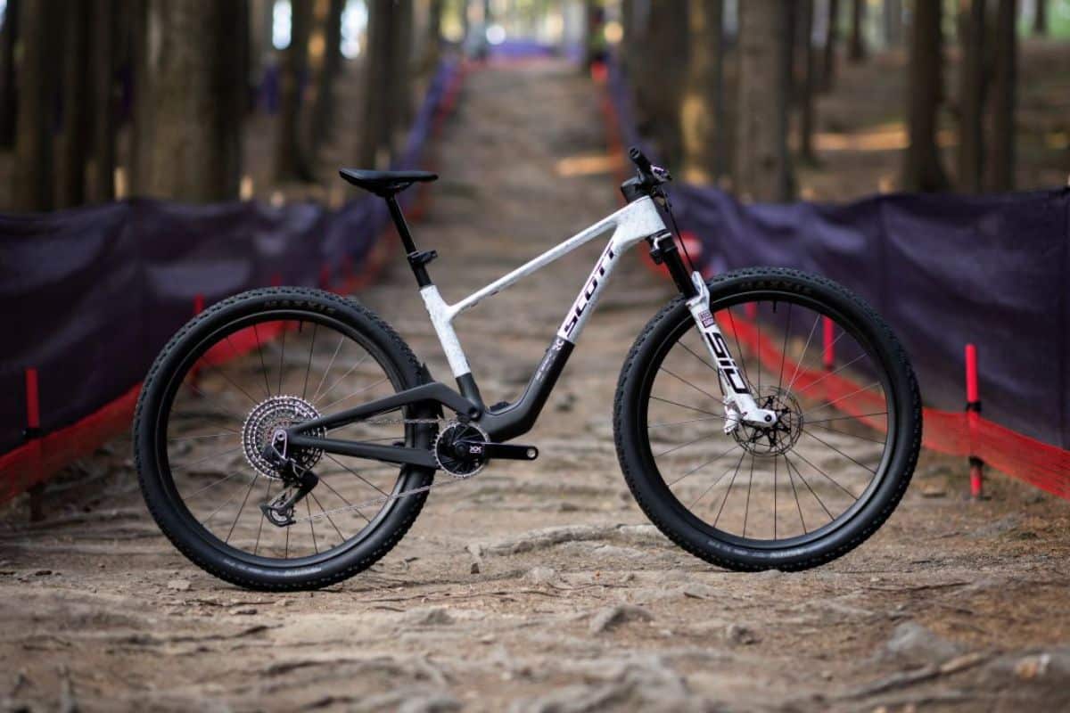 El Scott Spark RC 2027 llega con una pista de carreras XC completamente rediseñada
