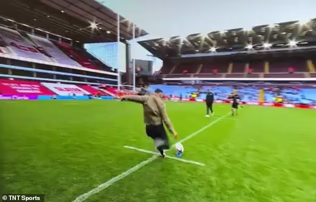 El presentador Liam MacDevitt intentó la conversión como parte de un comienzo ligero para TNT Sports, pero llamó la atención del jefe de los Leicester Tigers, Geoff Parling.