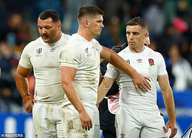Ellis Genge (izquierda) se entristeció junto a Owen Farrell y George Ford tras la reciente derrota de Inglaterra ante Sudáfrica en las semifinales de la Copa del Mundo 2023.