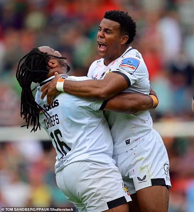 Pero ningún otro extremo en el rugby inglés tiene la velocidad y el poder de Emmanuel Faye-Wabuso para llevar y romper un juego (derecha)