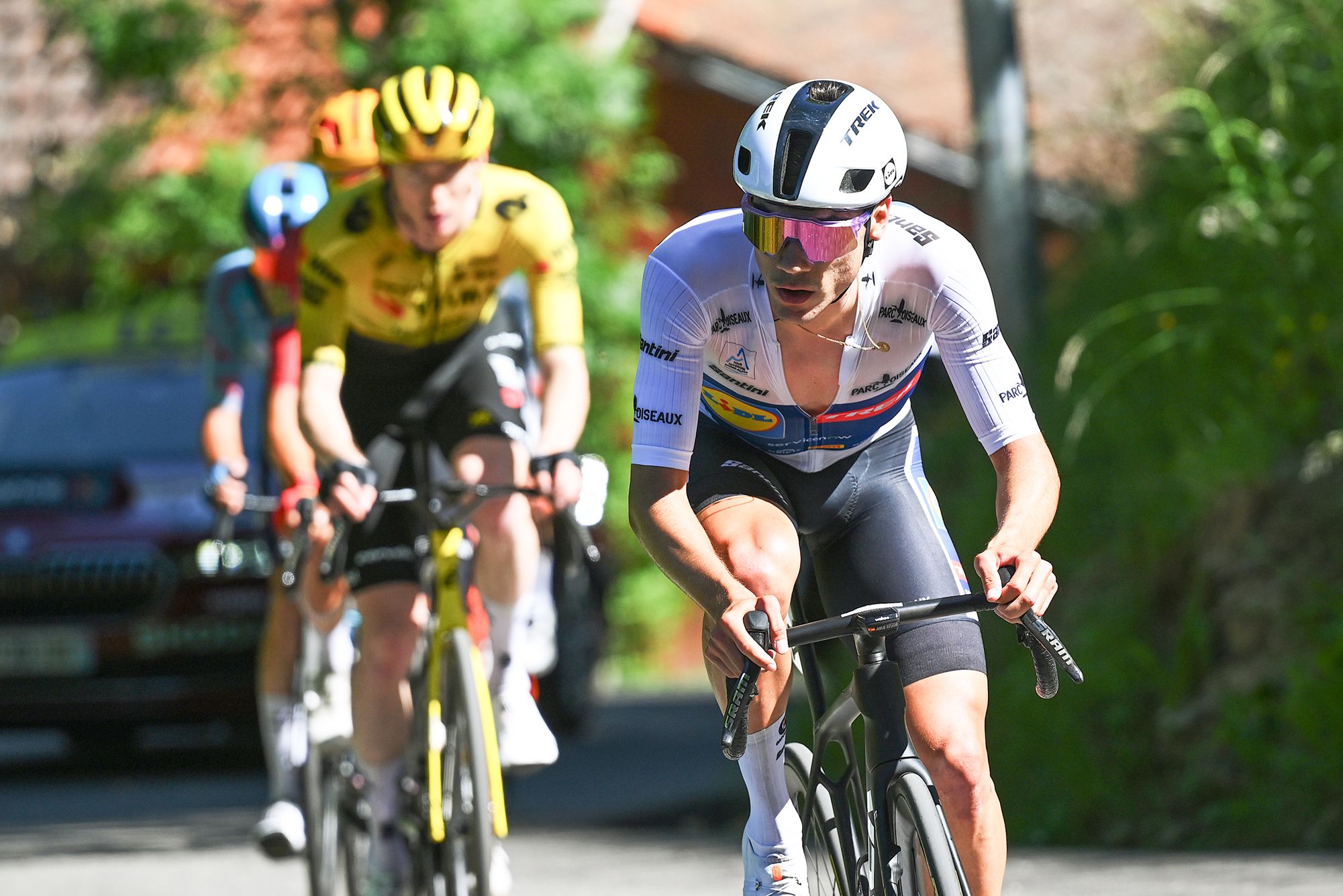“Era de otro nivel” - Juan Ayuso, satisfecho con el podio del Tour Auvergne-Rhône-Alpes tras perder la batalla con su excompañero Isaac del Toro