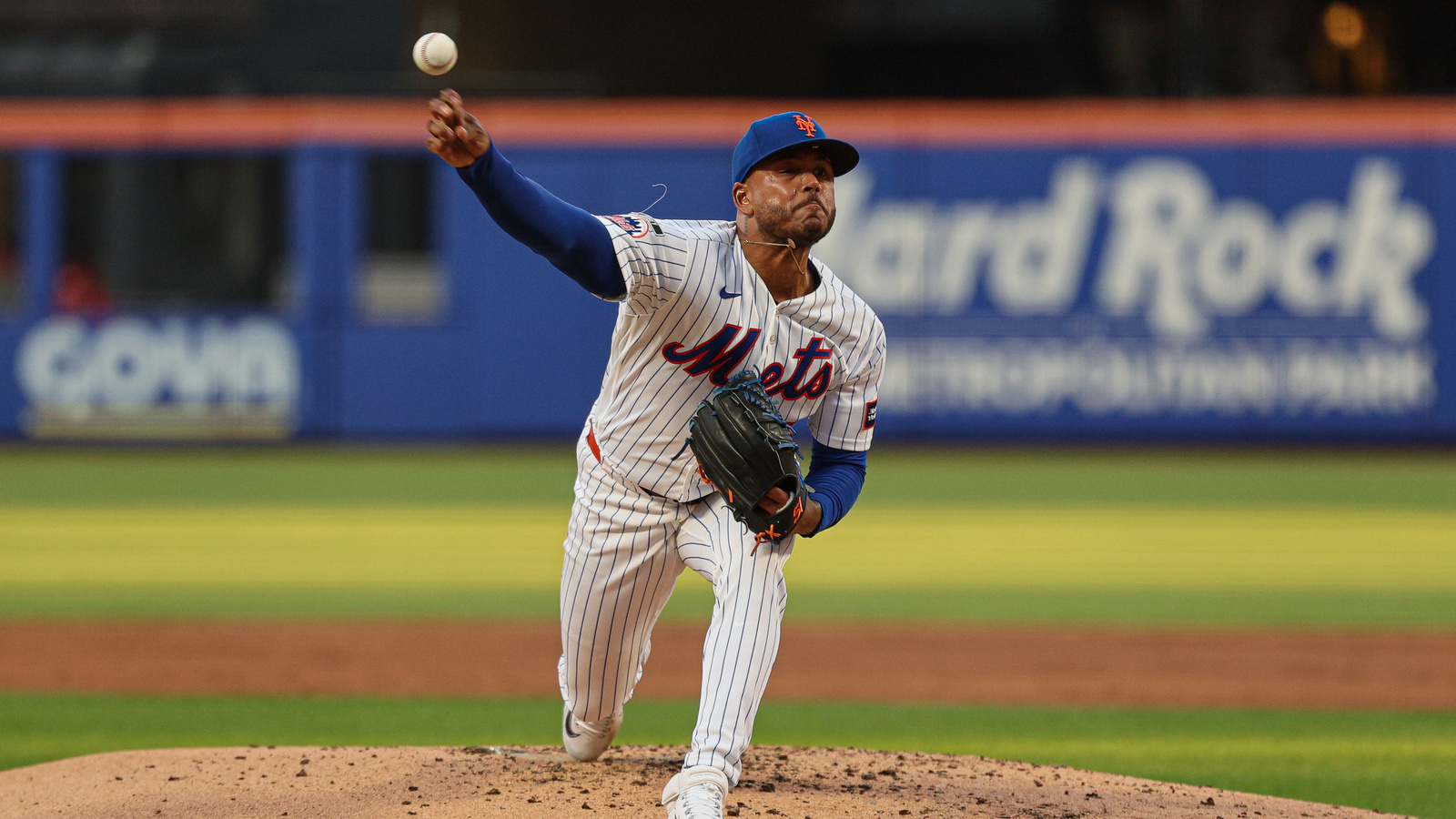 Freddy Peralta de los Mets tiene una forma única de lidiar con los rumores comerciales y la incertidumbre laboral