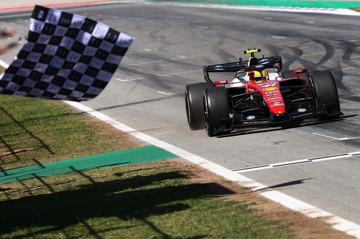 GP de F1 en Barcelona: Hamilton consigue su primera victoria en Ferrari mientras Antonelli se retira tarde