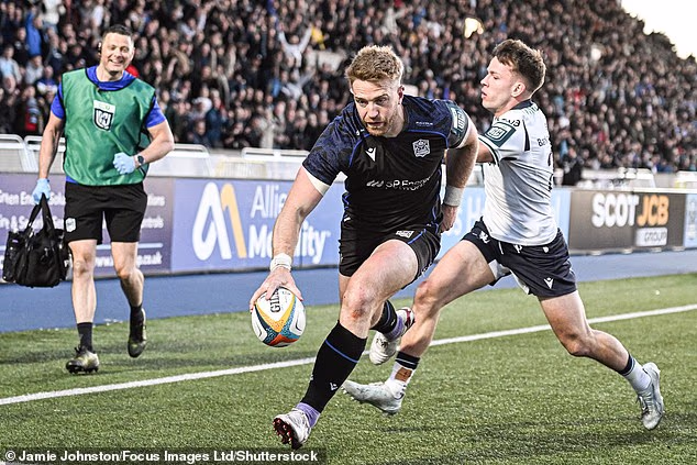 El Jugador del Partido, Kyle Steyn, corre libre para anotar el try decisivo para la victoria.