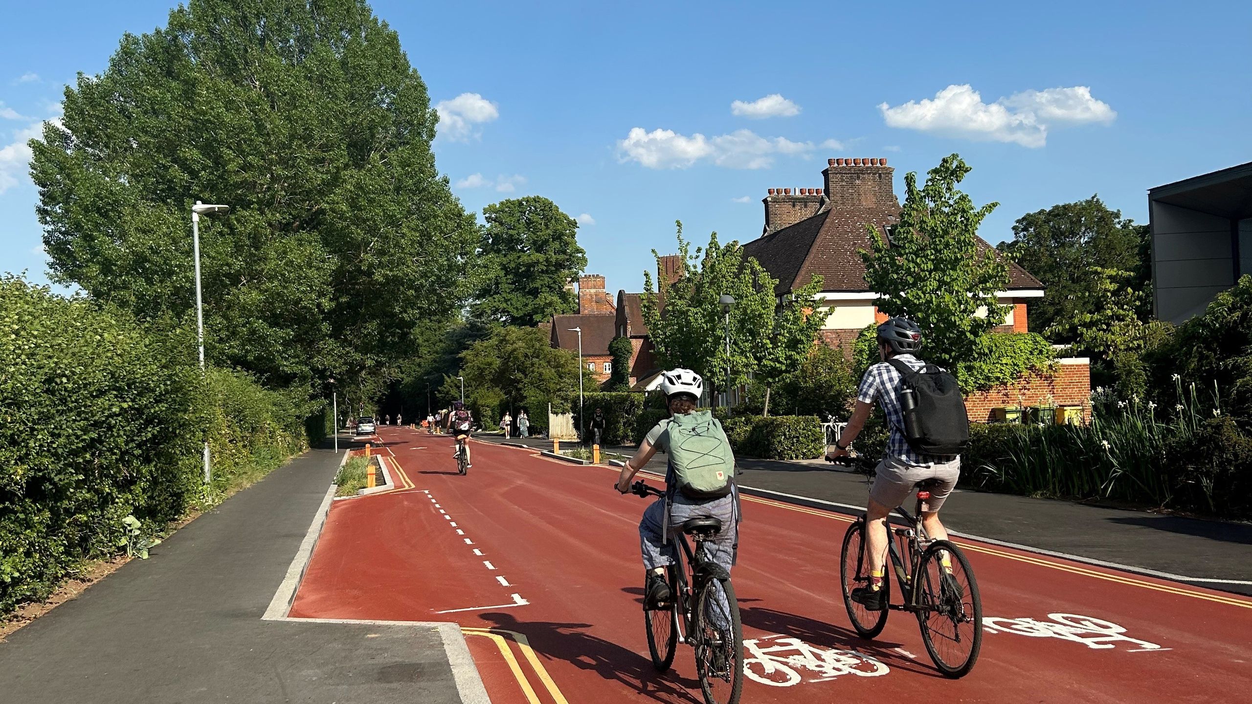 “Imagínese una carretera donde los coches no pueden adelantar a las bicicletas”: la apertura de la primera “calle para bicicletas” en Inglaterra