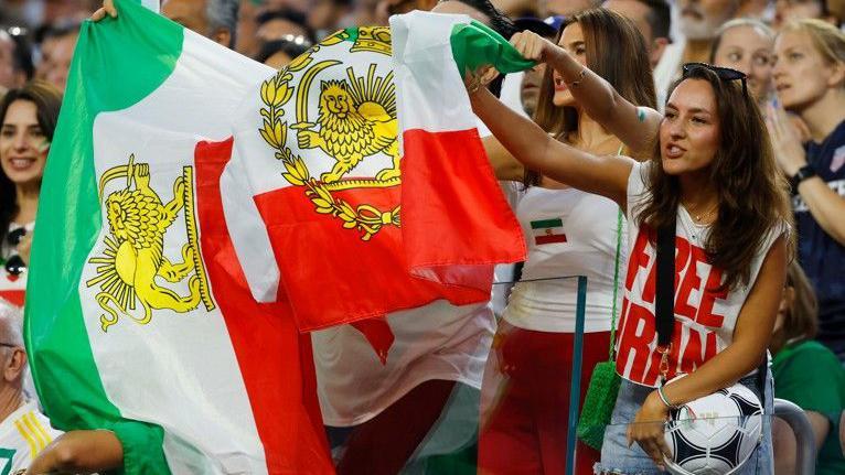Irán vs. Irán en las gradas donde se entrelazan política y fútbol