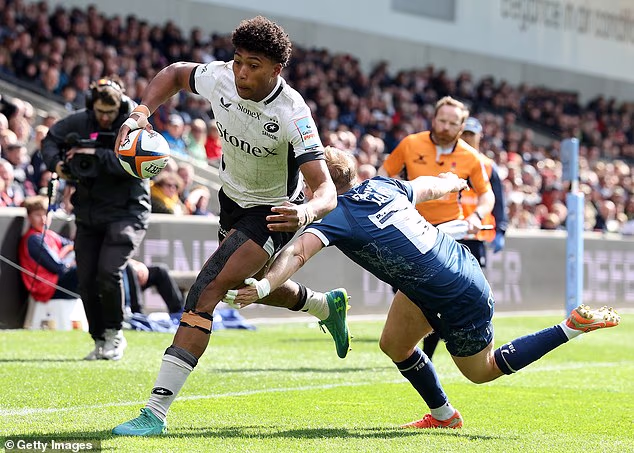 El extremo de Surrey, Noah Calori, busca el segundo de sus cinco intentos en la derrota 85-19.