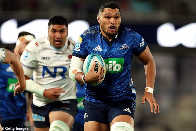 Cameron Suavoie (en la foto corriendo con Auckland) reveló su diagnóstico de cáncer después de que su esposa notara un bulto en su espalda después de un juego.
