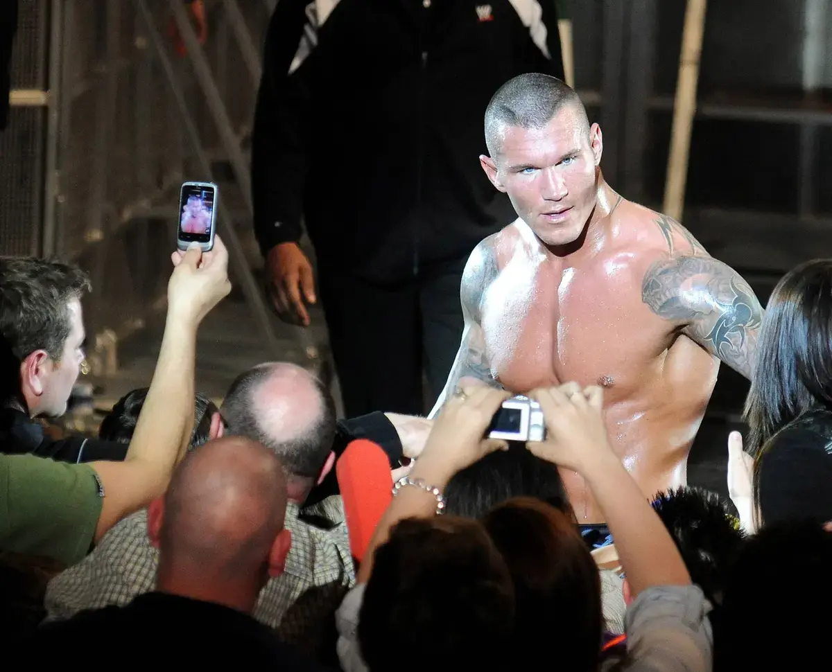 La ex estrella de la WWE afirma que John Cena y Randy Orton trabajaron juntos para despedirlo, dice que Cena nunca lo amó