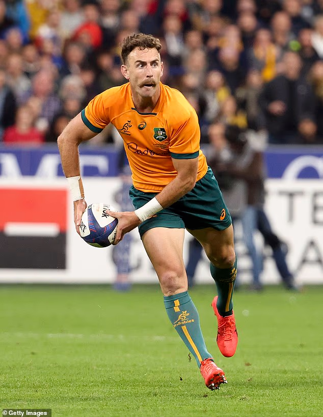 La EX estrella de los Wallabies, Nick White, pasó casi un mes en el hospital sufriendo una sepsis potencialmente mortal después de la cirugía.