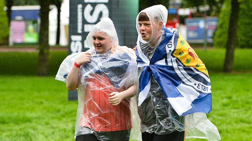 La lluvia no logró apagar los ánimos cuando el Festival TRNSMT se convirtió en una zona para fanáticos de la Copa del Mundo.