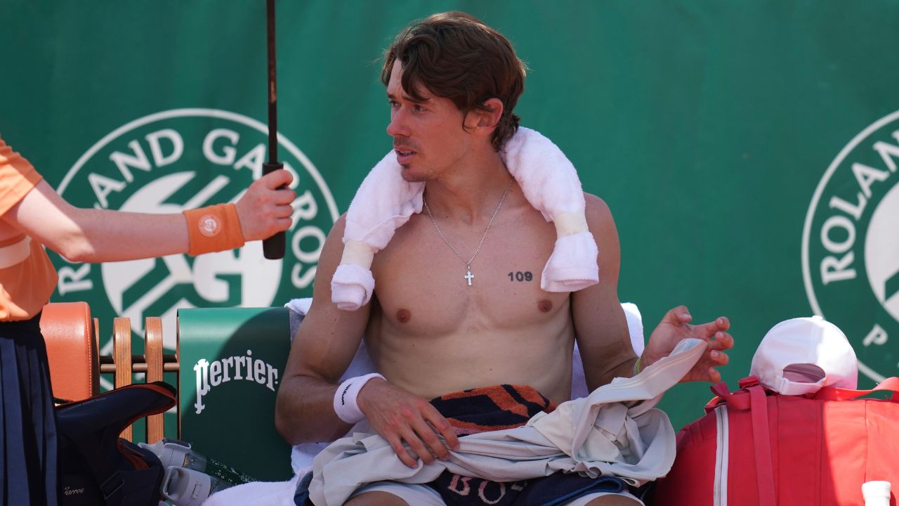La ola de calor del Abierto de Francia afecta las canchas de arcilla y hace que los fanáticos corran hacia los aspersores