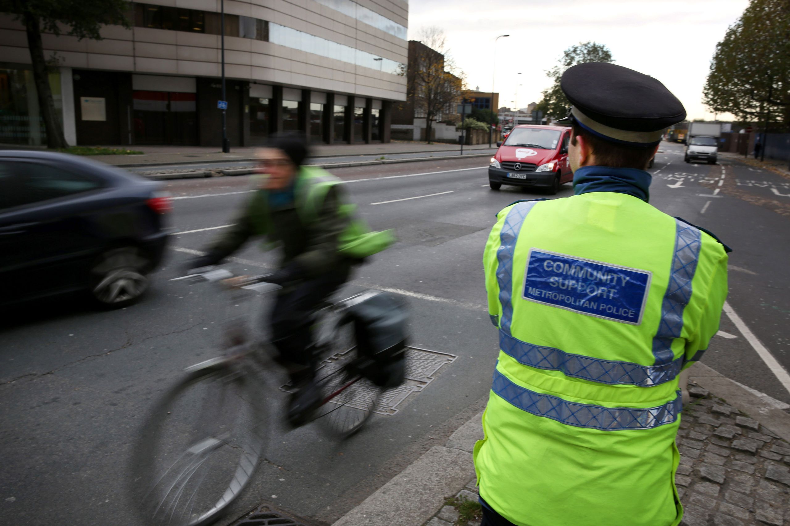 La policía detuvo a mis amigos y les dijo que corrían riesgo como ciclistas, pero eran los conductores quienes necesitaban un recordatorio.