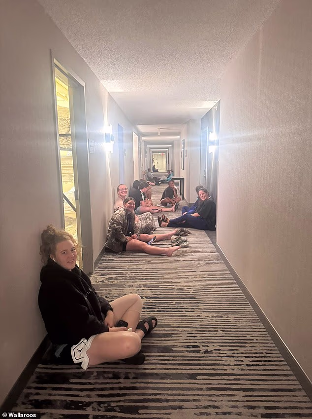 Los Wallaroos fueron fotografiados refugiándose en el vestíbulo de un hotel en Kansas cuando un tornado azotó la zona durante la noche.