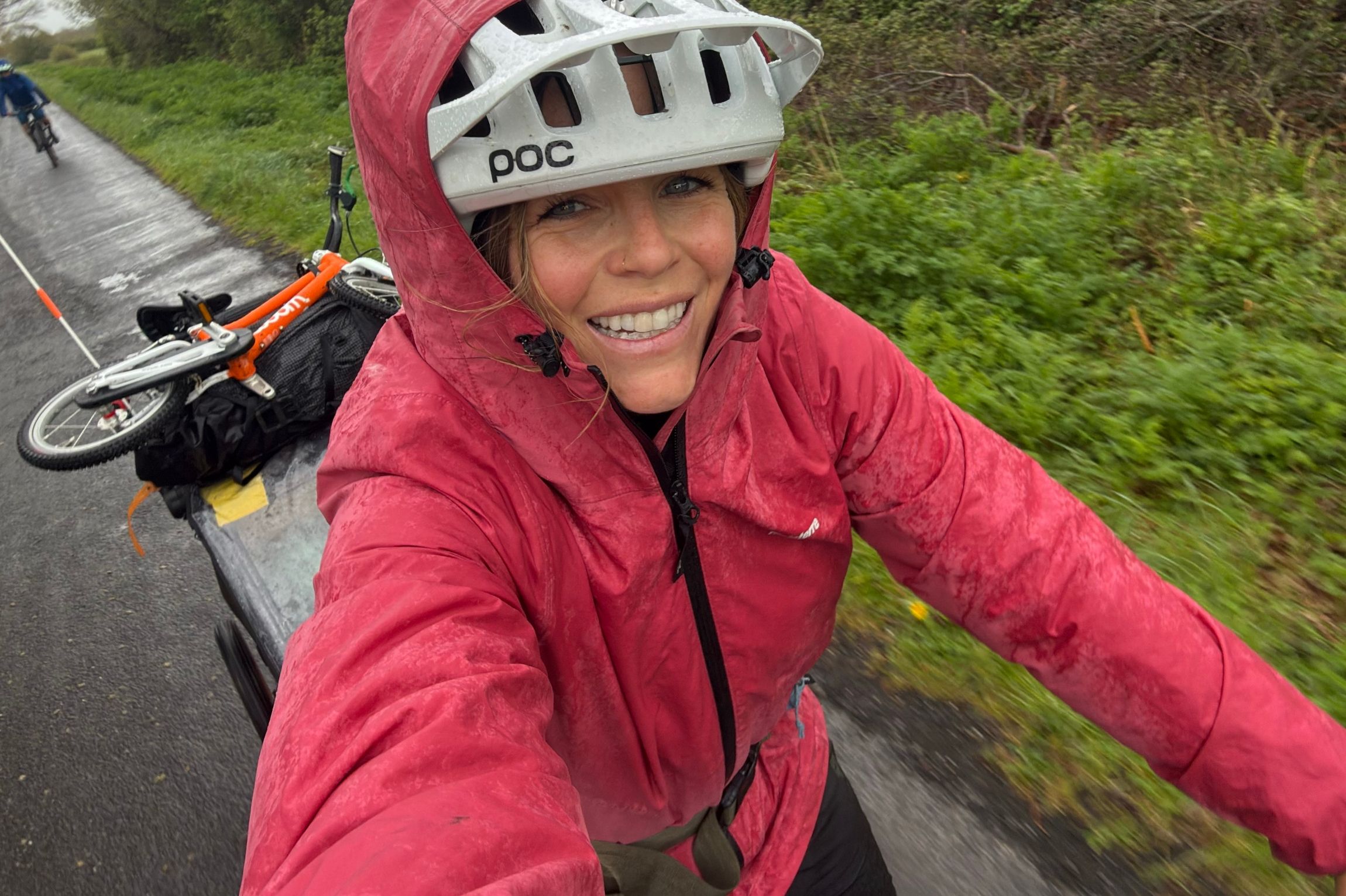 'Libérate de la carga o expectativa de que para ser feliz tienes que ser productivo': una madre aventurera británica inspira a miles de personas a emprender pequeñas aventuras