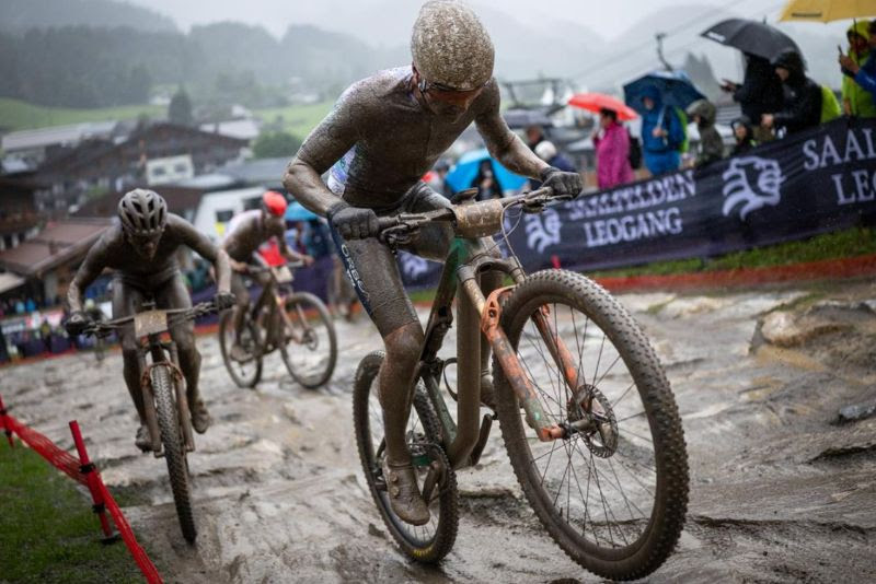Lluvia y barro resbaladizo: carreras en pista corta de Liugang