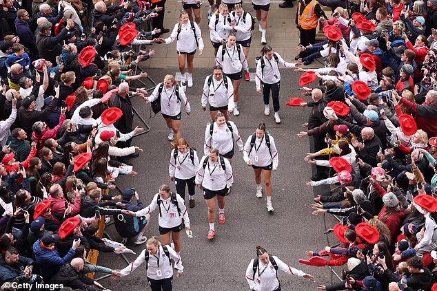 Los aficionados acudieron en masa para ver el partido de la selección femenina de Inglaterra en Twickenham el sábado. Asistieron 77.120 personas, la mayor multitud en la historia del Seis Naciones Femenino.