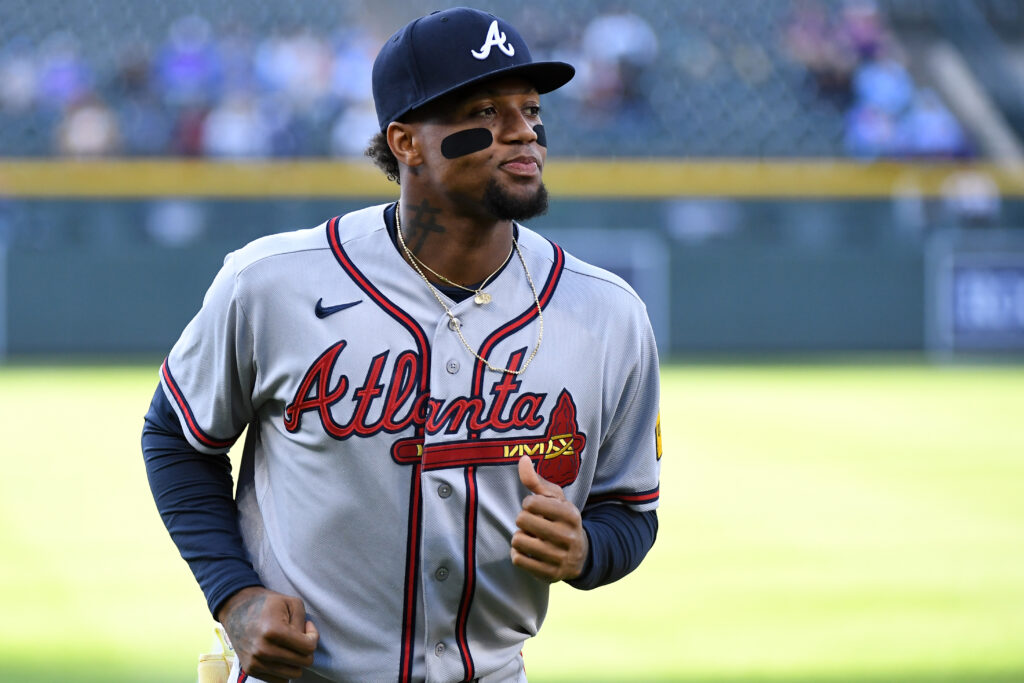 Los Bravos colocan a Ronald Acuña Jr. en la lista de lesionados