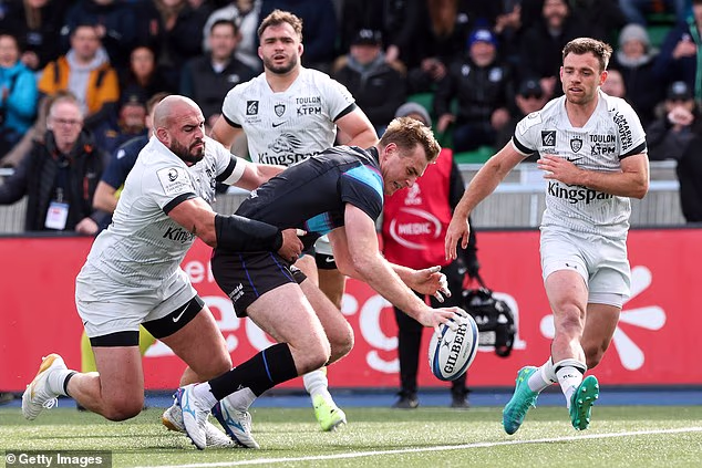 Stafford McDowall de Glasgow Warriors anota el primer try de su equipo contra Toulon