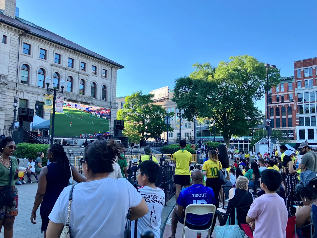 Los aficionados al fútbol de Worcester se unen para las celebraciones de la Copa del Mundo