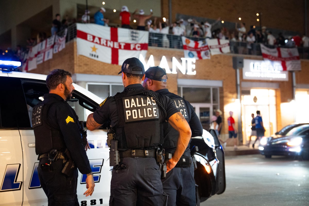 Los fanáticos ingleses ignoran las súplicas de la policía para abandonar el bar de Dallas después de beber 5.000 cervezas