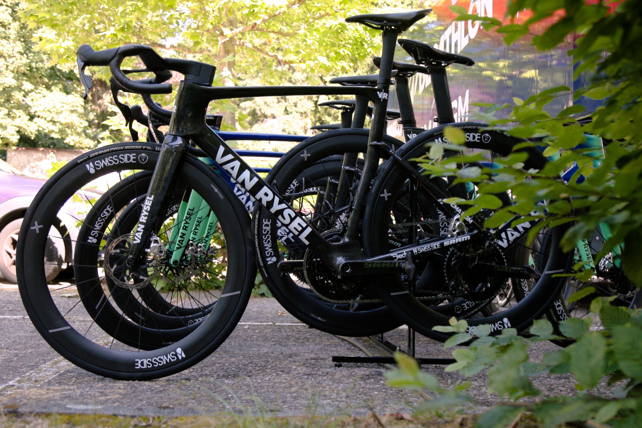 MIRA: Bicicletas inéditas descubiertas por nuestro equipo de video en la carrera de preparación para el Tour de Francia