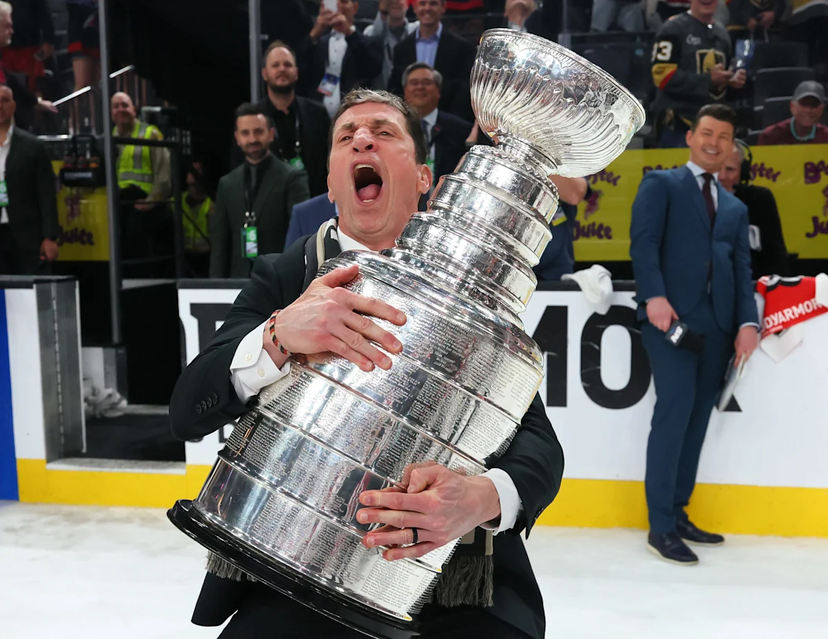MIRAR: Rod Brind'Amour levanta la Copa Stanley por 20 años como capitán y entrenador
