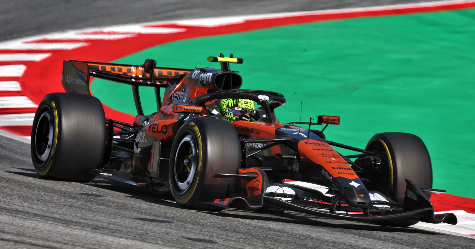 McLaren admite que la relación con Mercedes se ha convertido en una desventaja en la F1 2026