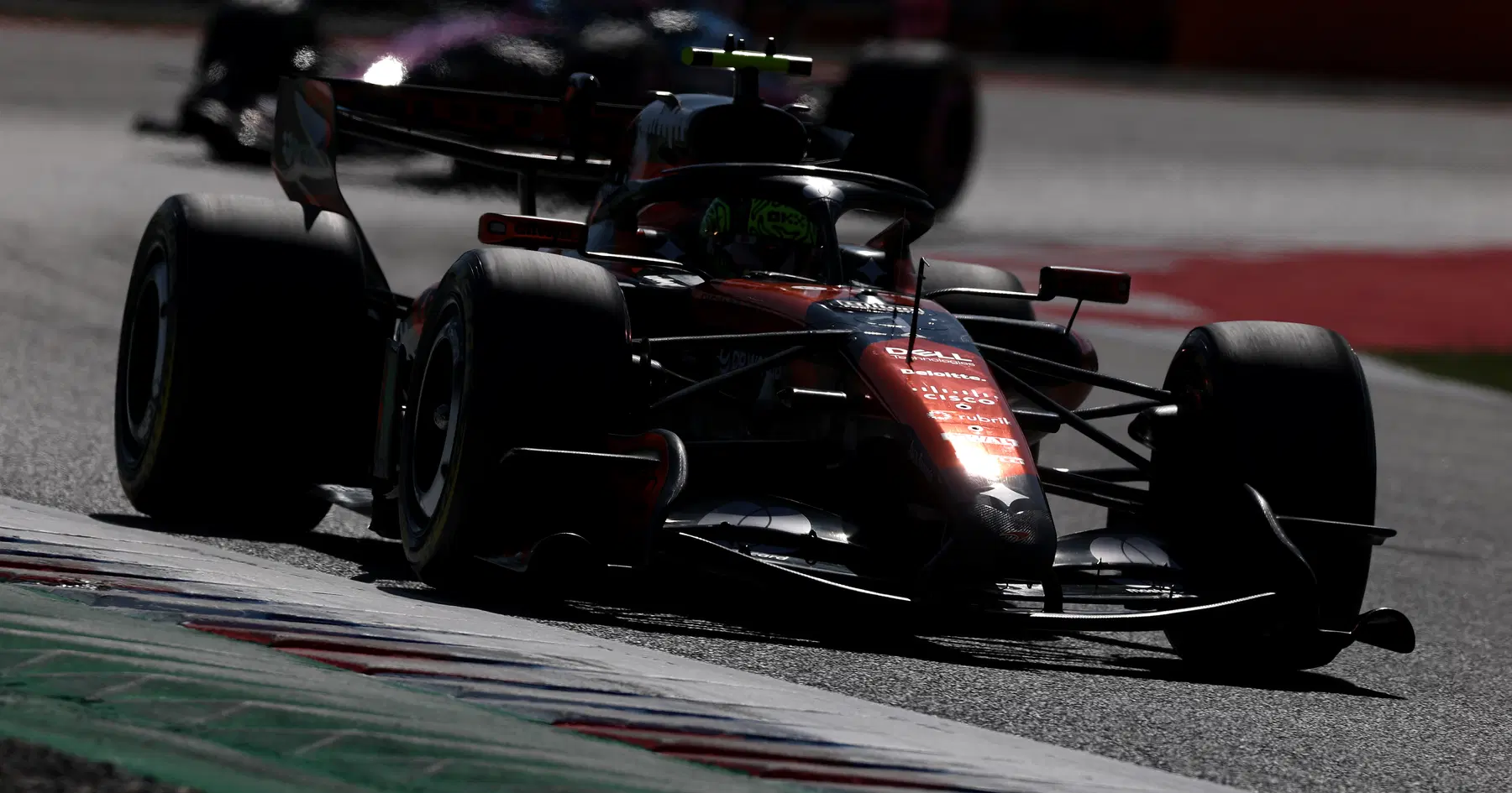 McLaren contraataca con un ritmo renovado en la FP2 de Barcelona mientras Lewis Hamilton lucha