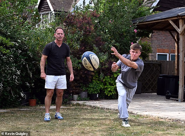 Kieran y Charlie Bracken en su casa de High Barnet, al norte de Londres. Charlie sigue los pasos de su padre como miembro del escuadrón sarraceno.