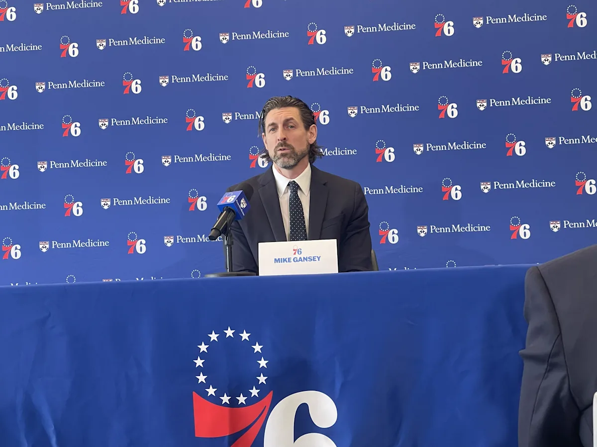 Mike Gansey y los Sixers predican sobre cómo encontrar identidad y construir cultura