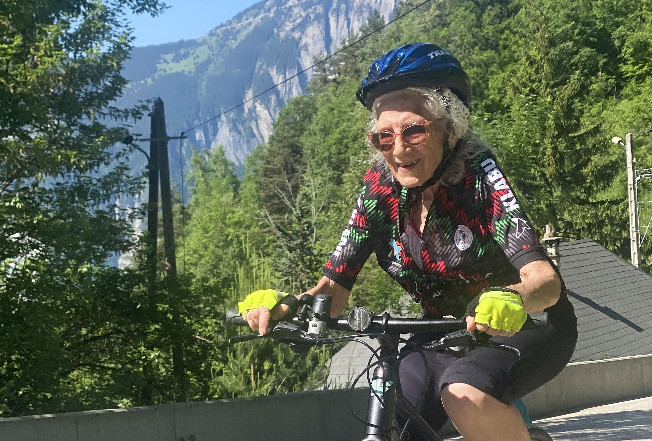 “Mis amigos creen que estoy completamente loco”: un hombre de 84 años escala el Alpe d'Huez con fines benéficos