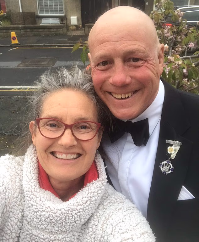El jugador de rugby escocés Scott Hastings (derecha) murió el día del cumpleaños de su difunta esposa Jenny (izquierda). Jenny murió tras desaparecer mientras nadaba en 2024 en Wardy Bay en Edimburgo