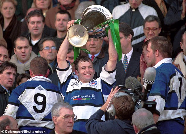 John Callard levantando la Copa de Europa con Bath en 1998.
