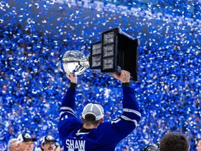 El capitán de los Toronto Marlies, Logan Shaw, levanta el Trofeo Calder