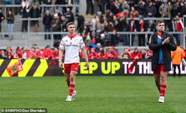 DÍA DIFÍCIL: Jack Crawley y Alex Kindlen se sienten deprimidos después de la derrota ante Exeter