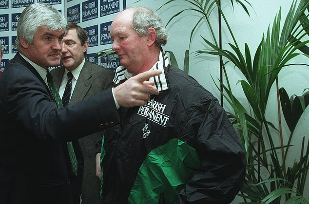 Caos: el entrenador irlandés Brian Ashton (derecha) con el director del equipo Pat Whelan en 1997
