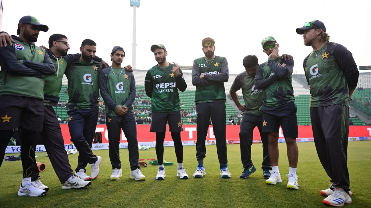 Sarfraz Ahmed y Mike Hesson supervisarán los campamentos de pelota roja y blanca de Pakistán en la NCA en Lahore