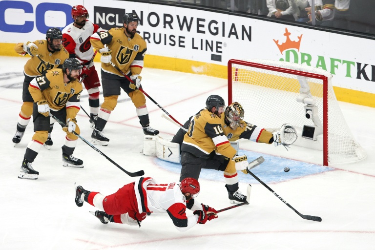 Staal brilla cuando Carolina vence a Las Vegas 5-3 para empatar en la final de la Copa Stanley
