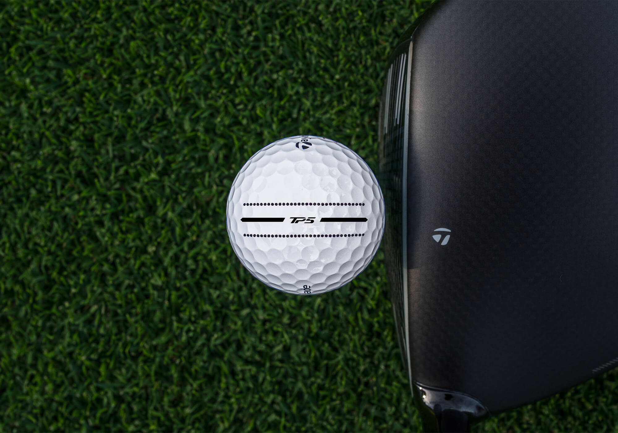 Cinta de rendimiento TaylorMade TP5 en la cara del conductor.