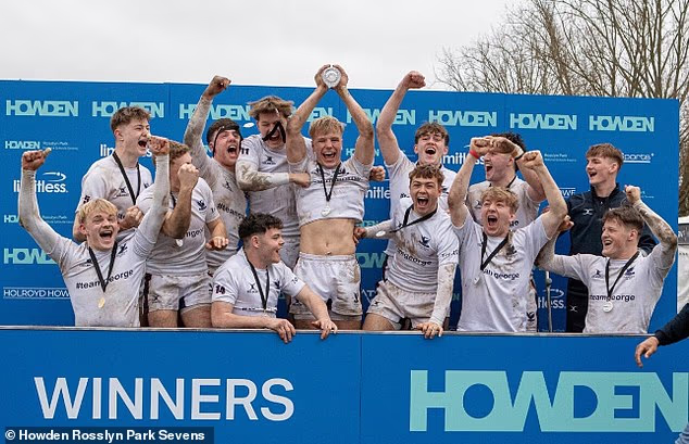 Los alumnos de Stamford School celebran haber ganado la Copa Vase para menores de 18 años en 2024, después de quedar primeros en un campo de 220 escuelas.